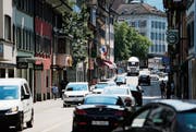 Der Verkehr – hier in der Neugasse in der Stadt Zug – unter starker Sonneneinstrahlung ist ein Hauptfaktor für erhöhte Ozonwerte in der Luft. (Bild: Stefan Kaiser (Zug, 24. Juli 2018))