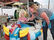Diana Bante mit Tochter Kate Müller haben im Luna-Park grossen Spass. (Bild: Roger Zbinden (Auw, 22. Juli 2018))