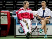 Heinz Günthardt (hier mit Viktorija Golubic) bekommt es mit seinem Team mit Italien zu tun (Bild: KEYSTONE/EPA/MARTIN DIVISEK)