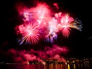 Wer Feuerwerkkörper in die Schweiz einführt, darf dies, sofern die pyrotechnische Ware nicht mehr als 2,5 Kilogramm wiegt. Spektakulärer ist sowieso der Besuch einer der öffentlichen Feiern. (Bild: Keystone/MANUEL LOPEZ)