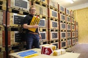 Dave Arnold, Geschäftsinhaber der Arnold Reklamen AG, steht vor seinem Lager mit über 3000 Wegweiser-Schildern. (Bild: Remo Infanger, Altdorf, 10. Juli 2018)