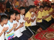 Die aus einer Höhle in Thailand geretteten Jugendlichen vollziehen ein buddhistisches Reinigungsritual nach ihren negativen Erfahrungen. (Bild: KEYSTONE/AP/SAKCHAI LALIT)