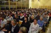 Die Stimmbürger versammeln sich in der Turnhalle Hörhausen. (Bild: Margrith Pfister-Kübler)