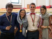 Henry Wetton, Jana Meier, Florin Kalberer und Michelle Knecht (v.l.) posieren an der Biologie-Olympiade im Iran mit ihren Medaillen. (Bild: Wissenschafts-Olympiade)