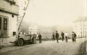 Ein Autounfall zwischen 1925 und 1930 im Riethüsli beim Haus Teufener Strasse 156. Der Wagen ist mit voller Wucht gegen das Haus geprallt.