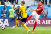 In der Schweizer Nationalmannschaft ist der Thurgauer Verteidiger Michael Lang (rechts, im WM-Achtelfinal gegen Schweden) ein sicherer Wert. (Bild: Laurent Gillieron/KEY, St. Petersburg, 3. Juli 2018)