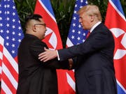Nordkoreas Machthaber Kim Jong Un (links) scheint seine Versprechen gegenüber US-Präsidenten Donald Trump (rechts) einzulösen und sein Raketenprogramm abzubauen. (Bild: KEYSTONE/AP/EVAN VUCCI)