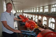Karl Epp, Standortkoordinator des Wasserkraftwerks Amsteg, in der alten Zentrale mit den Turbinenrädern und Generatoren, die heute unter Denkmalschutz stehen (Bild: Remo Infanger, Amsteg, 23. Juli 2018).