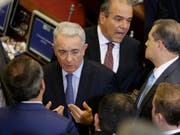 Der ehemalige Präsident Kolumbiens und Strippenzieher in der kolumbianischen Politik, Álvaro Uribe (Bildmitte), will laut einem Tweet vom Dienstag als Senator zurücktreten. (Bild: KEYSTONE/AP/FERNANDO VERGARA)