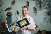 In Fotobüchern sammelt Museumsdirektor Toni Bürgin ausgewählte Aufnahmen der Tagfalter. (Bild: Ralph Ribi)