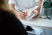 Ostschweizer Ärzte dürfen Medikamente an die Patienten abgeben; ihren Westschweizer Kollegen ist dies untersagt. (Bild: Ralph Ribi)