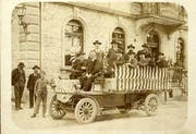 Der Fahne am Lastwagen nach ein Vereinsausflug. Das Auto steht zwischen 1905 und 1910 vor dem Restaurant Gambrinus in der Lachen.