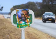 Übergangspräsident Emmerson Mnangagwa geht als Favorit ins Rennen: Wahlkampfplakat in Masvingo. (Tsvangirayi Mukwazhi/AP, 14. Juli 2018)