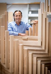 Daniel Brunner, Leiter des Arbeitsheimes für Behinderte Amriswil (ABA), in der Produktion. (Bild: Reto Martin)