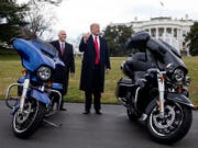 Da war die Welt noch in Ordnung. US-Präsident Donald Trup und sein Vize Mike Pence treffen Vertreter von Harley-Davidson. (Bild: KEYSTONE/EPA/MICHAEL REYNOLDS)
