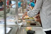 Heute betreibt die national tätige Gastronomie- und Hotelmanagement-Gruppe SV Schweiz die Mensen der Luzerner Gymnasium – hier jene der Kantonsschule Alpenquai. (Pius Amrein, Luzern, 10. November 2014)