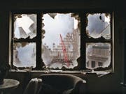 DNA-Spuren in den Trümmern: Nach fast 17 Jahren ist das 1642. Opfer der Terroranschläge von New York identifiziert worden. (Bild: KEYSTONE/AP/QUYEN TRAN)