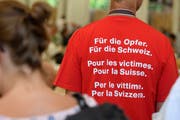 Eine Aufnahme von einem Treffen ehemaliger Verdingkinder Ende Juni in Mümliswil SO, wo die nationale Gedenkstätte für Heim- und Verdingkinder steht. (Bild: Anthony Anex, Keystone)