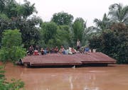 Dorfbewohner sind vor den Wassermassen auf Dächer geflüchtet. (Bild: EPA, Attapeu-Provinz, 24. Juli 2018)