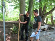 In mühsamer Kleinarbeit wird Tafel um Tafel gestellt.