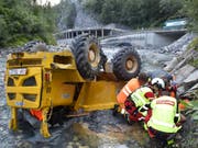 Der Fahrer wurde beim Absturz des Dumpers im Bündner Oberland mittelschwer verletzt. (Bild: Kapo GR)