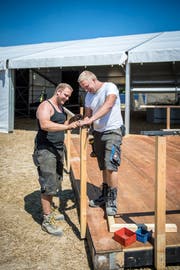 Zwei Brüder beim Aufbau: Die beiden OK-Mitglieder Fabian und Dominic Wägeli auf dem Festgelände des Sommernachtsballs in Uesslingen. (Bild: Reto Martin)