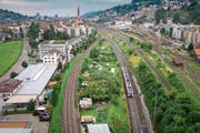 Das Gartenareal liegt zwischen den Gleisen der SBB und SOB, parallel zur Fürstenlandstrasse im Westen der Stadt. (Bild: Benjamin Manser)