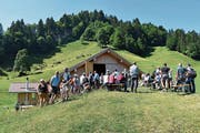 Die Gebäude der Alp Gubel wurden bestaunt. (Bild: Beatrice Bollhalder)