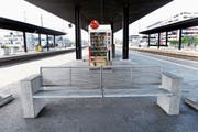 Diese Bank im Zuger Keilbahnhof bietet einen guten Blick aufs Geschehen und ist doch nicht mittendrin. (Bild: Werner Schelbert (Zug, (13. Juli 2017))