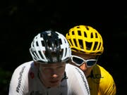 Der bislang souveräne Tour-Leader Geraint Thomas (in Gelb) und der vierfache Tour-Sieger Chris Froome (Bild: KEYSTONE/AP/PETER DEJONG)