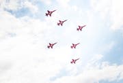 Die sechs Flieger der Patrouille Suisse über dem MXGP-Parcours in Niederwil. (Bilder: Andrea Stalder, August 2017)