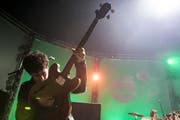Robert Been ackert an seinem Bass am Blue Balls. (KEYSTONE/Alexandra Wey)