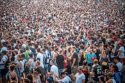 Wo viele Menschen sind wird geredet. Dauerreden während eines Konzerts ist aber störend. (Bild: Bild:Andrea Stalder (Frauenfeld, 7. Juli 2018))