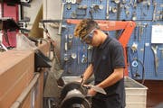 Mosaver Safi ist im Team der Oberuzwiler Autowerkstatt gut integriert. (Bilder: Annina Quast)