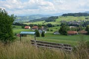 Die Aussicht entlang des Panoramawegs ist grandios. Eine Info-Tafel beim Ruhebänkli erklärt die Schönheiten, die beim Innehalten zu sehen sind. (Bild: Beat Lanzendorfer)