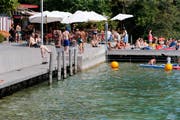 Die Badi Hirsgarten in Cham: Aufgrund des tiefen Wasserstands des Zugersee können dort Boote die Anlegestelle nicht mehr anfahren. Bild: Stefan Kaiser (Cham, (24.Juli 2018))