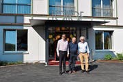 Hotel-Direktor Christian Lienhard, VR-Präsident Sepp Breitenmoser und der ehemalige Präsident der Geschäftsleitung, Guido Koller, beim Eingangsbereich der neuen Weissbad Lodge. (Bild: Alessia Pagani)