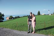 Auf der Wiese hinter Corina und Peter Ziegler wird in einigen Tagen der 1.-August-Brunch stattfinden – mit Aussicht auf den Bodensee. (Bild: Miranda Diggelmann)