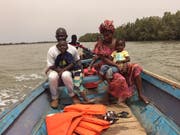 Lamin, seine Frau Binta und ihre Kinder in einem Fischerboot auf dem Gambia-Fluss.Bild: Brigitte Schmid-Gugler (Gambia, April 2018)