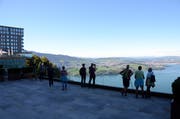 Ausflügler bewundern die Aussicht auf dem Bürgenstock. (Bild: Martin Uebelhart, 5. Oktober 2017)