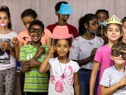 Spielerisch während den Ferien die Deutschkenntnisse verbessern: diese fremdsprachigen Urner Kinder nehmen an einem Integrationsprojekt teil, das der Kanton diesen Sommer erstmals anbietet. (Bild: KEYSTONE/ALEXANDRA WEY)