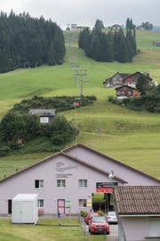 Mitarbeiter der städtischen Verwaltung haben Tickets für die Bergbahnen Wildhaus als Präsent erhalten. Und das, obwohl sich das Unternehmen im Streit mit der Toggenburg Bergbahnen AG befindet. (Bild: Ralph Ribi)