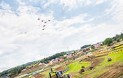 Die Kunstflugstaffel Patrouille Suisse über der Rennstrecke des MXGP in Niederwil.