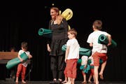 Carmen Puccio in der Rolle eines Schmetterlings mit ihren kleinen Tänzern im Stück «Hexenzauber». (Bild: Maya Heizmann)