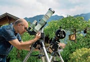 Piero Indelicato mit seinen Teleskopen bei sich im Garten. (Bild: Corinne Glanzmann (Buochs, 24. Juli 2018))