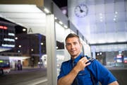 Stadtpolizist Franz Arnold auf Streife am Bahnhof St.Gallen.(Bild: Ralph Ribi)