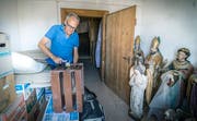 Matthias Loretan hat angefangen, im Estrich des Pfarrhauses in Güttingen seine Sachen aufzuräumen und auszumisten. (Bild: Andrea Stalder)