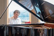Pianist Patrizio Mazzola spielte auf der Sonnmatt zur Einweihung des neuen Konzertflügels nach den Wünschen des Publikums. (Bild: PD)