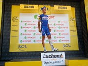 Philippe Gilbert nach der Etappe mit bandigertem Knie. Der Belgier wurde noch zum kämpferischten Fahrer der 16. Tour-Etappe ausgezeichnet (Bild: KEYSTONE/EPA/KIM LUDBROOK)