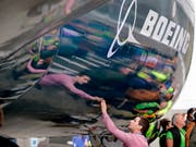 Boeing hebt die Umsatzprognose an. (Bild: KEYSTONE/AP/ELAINE THOMPSON)